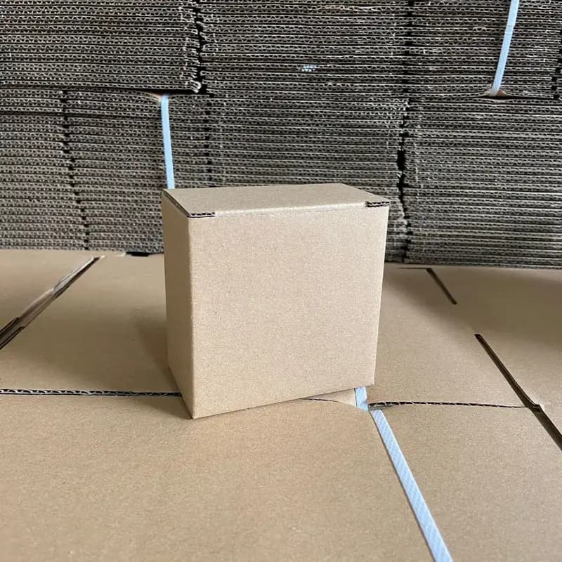 Hộp nắp cài 2 đầu 8,5×5×8,5 cm (2 mặt nâu), ảnh góc