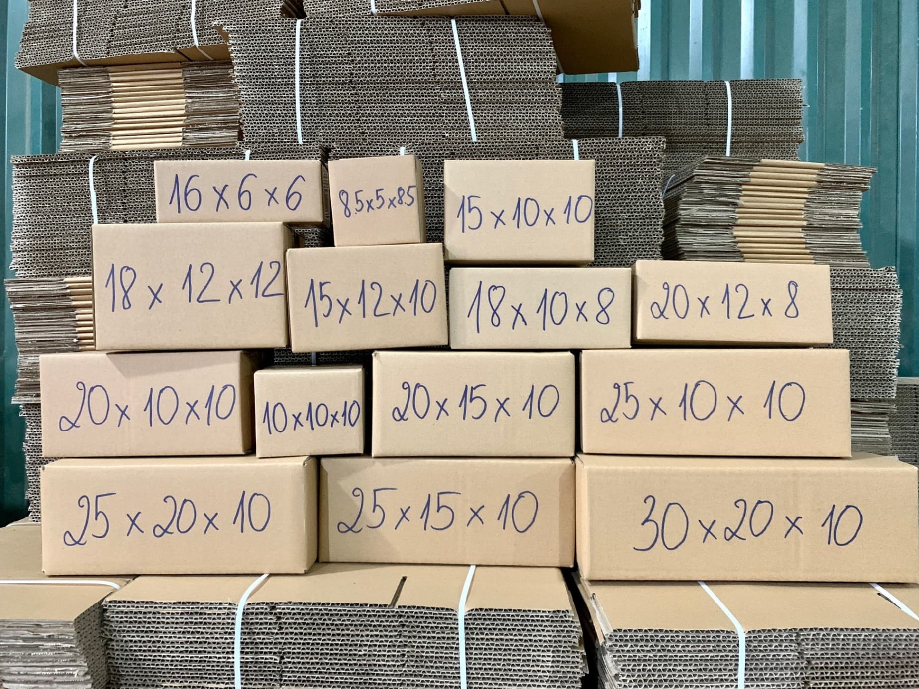 Chồng hộp carton ghi tay kích thước từng cỡ