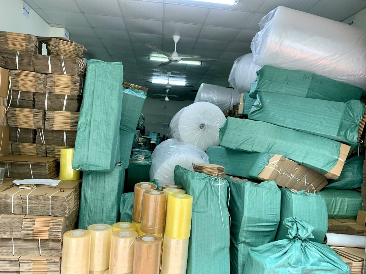 Góc kho xếp xốp nổ, băng keo và bao túi